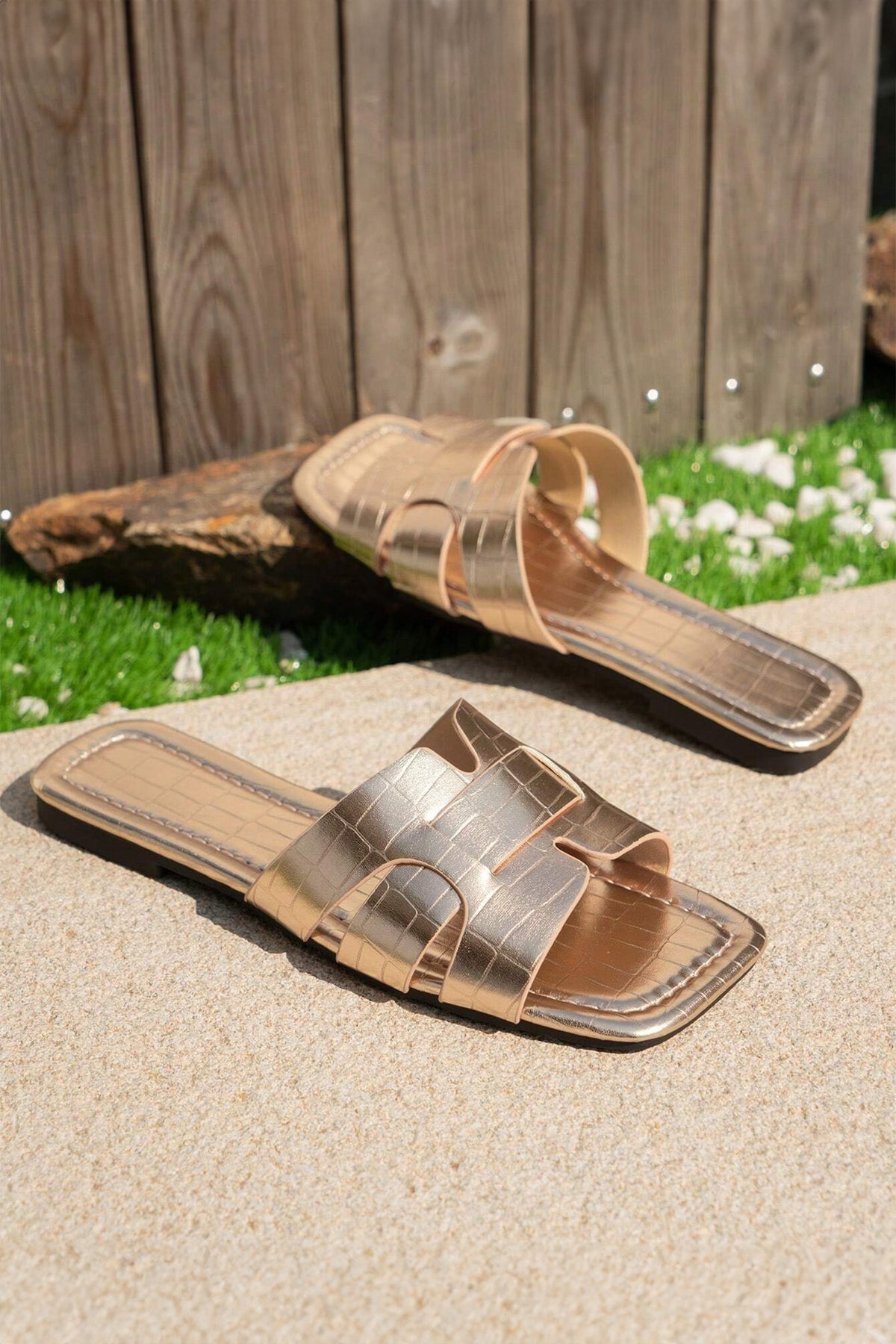 Metallic Crocodile-Pattern Flat Sandals