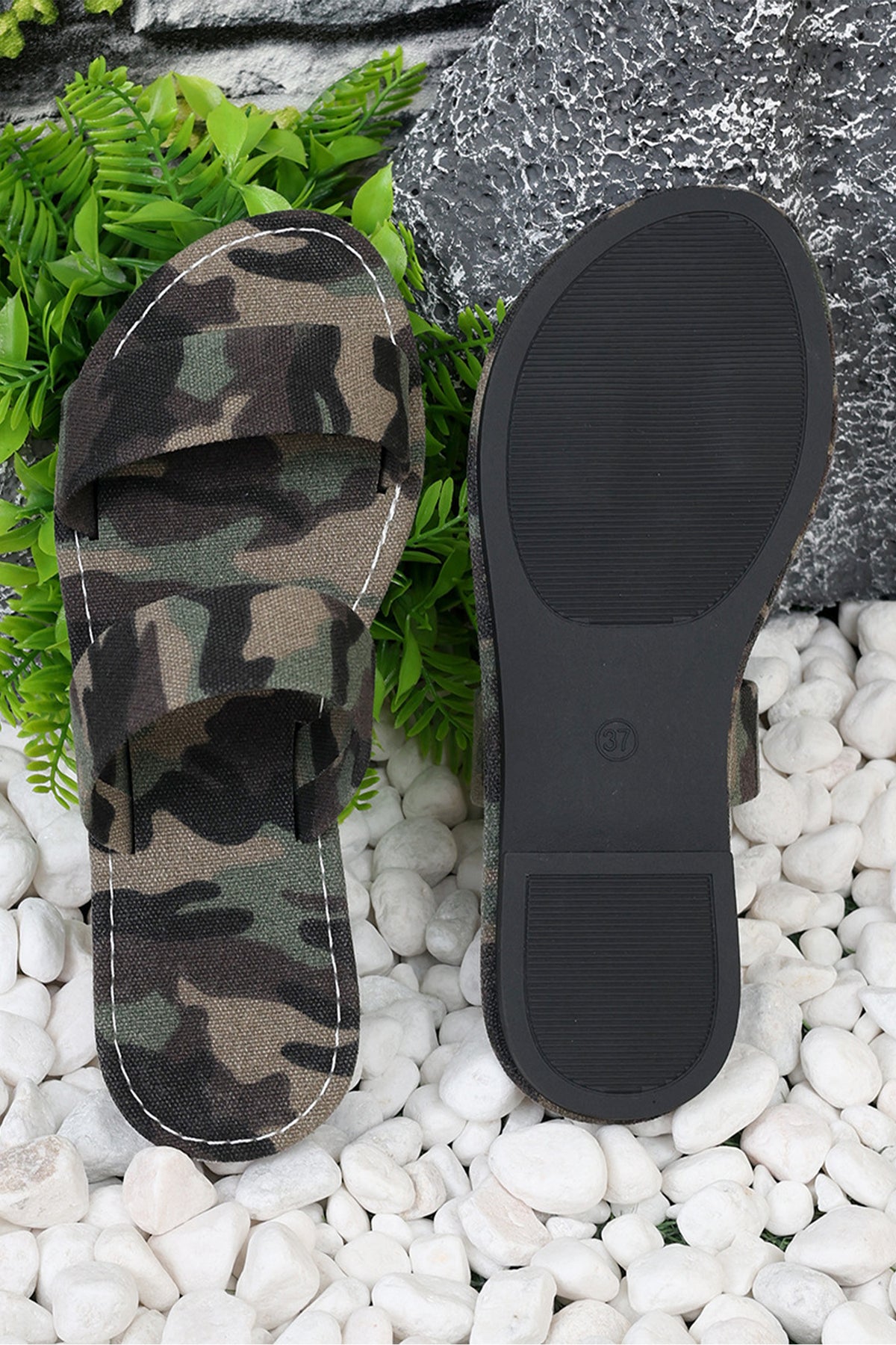 Four Leaf Clover Retro Camo Printed Double Band Flat Sandals