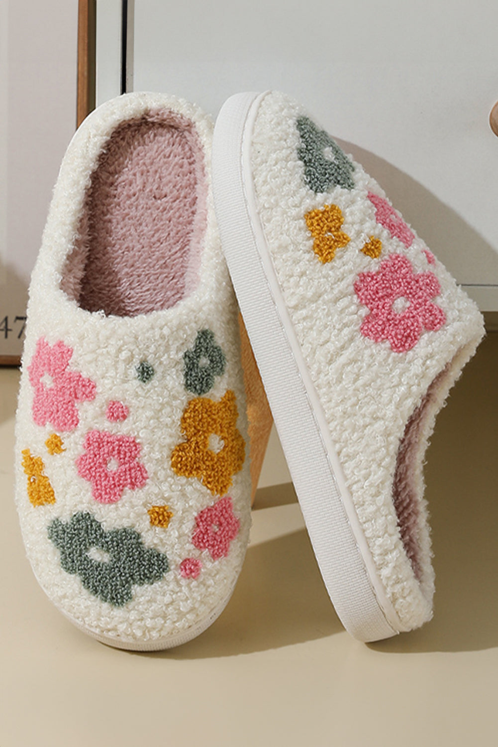 White Flower Pattern Slip-On Plush Home Slippers