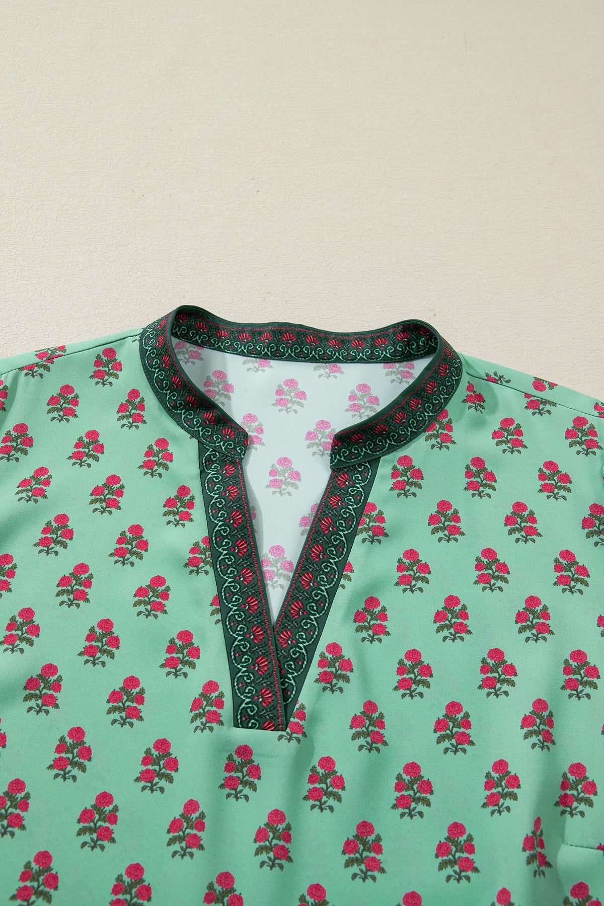 Green Plus Size Floral Print Contrast Trim V-Neck Bracelet Sleeve Blouse