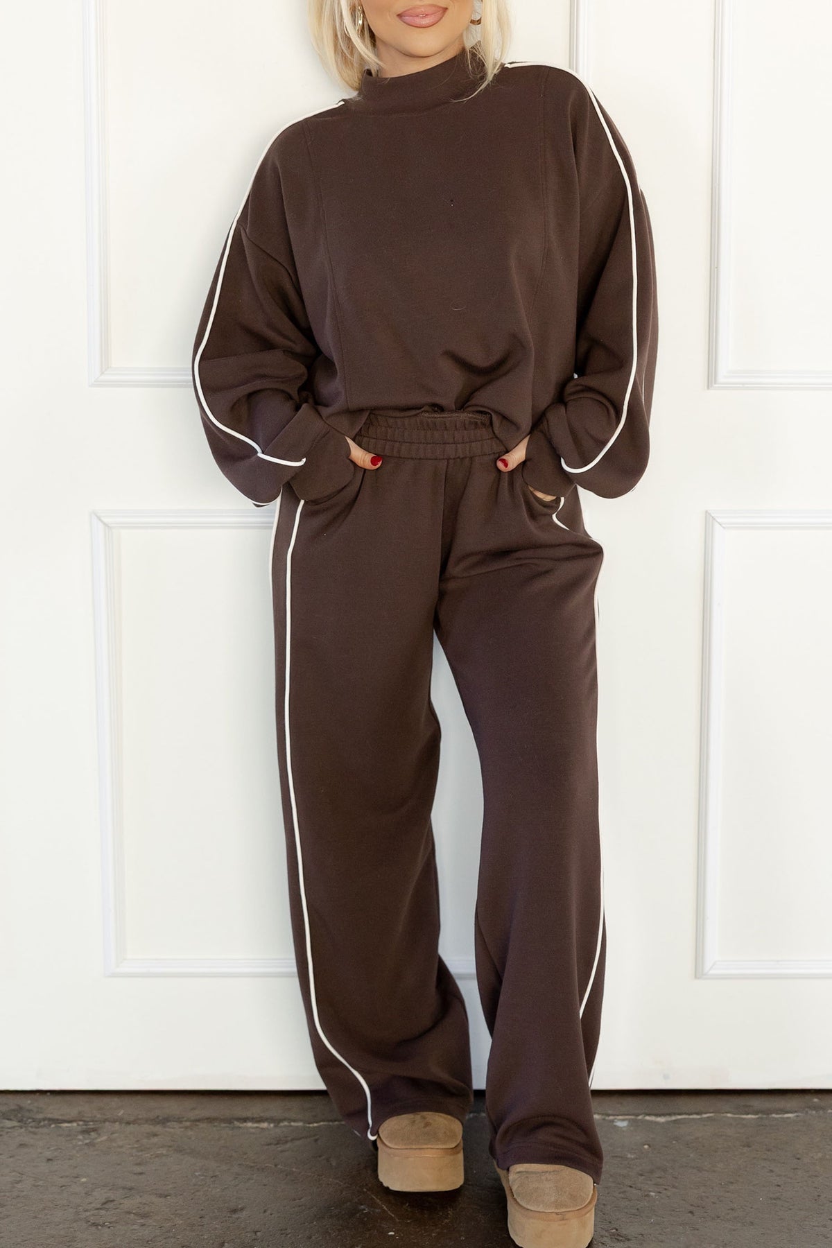 Women's Coffee Sporty Piping Trim Mock Neck Pullover Relaxed Two-Piece Pants Two-Piece Set