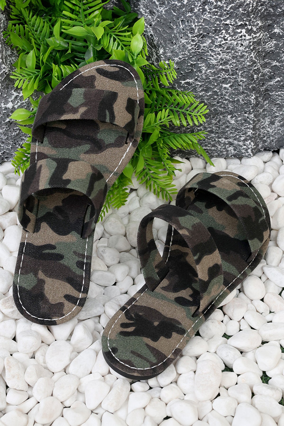 Four Leaf Clover Retro Camo Printed Double Band Flat Sandals