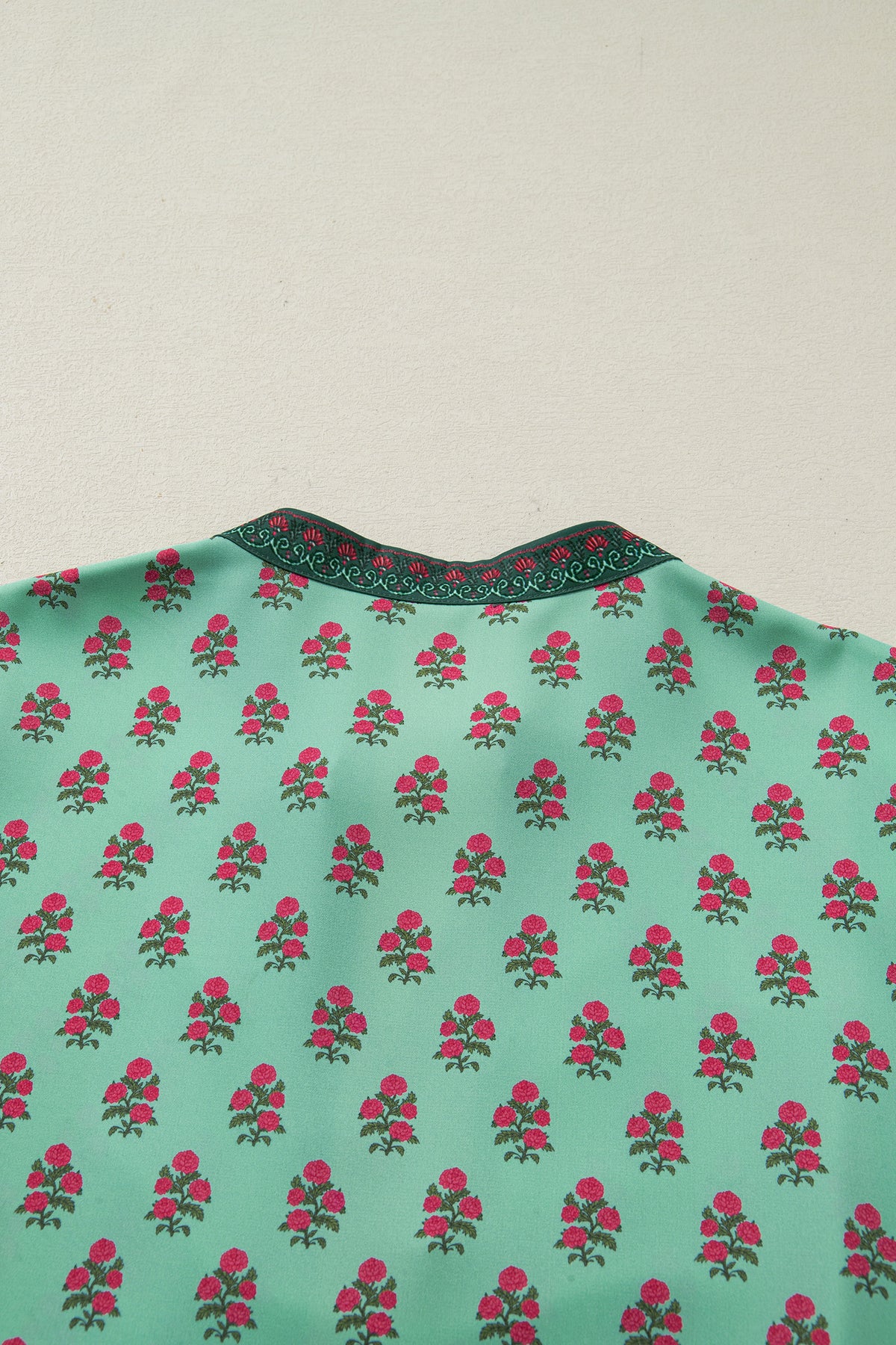 Green Plus Size Floral Print Contrast Trim V-Neck Bracelet Sleeve Blouse