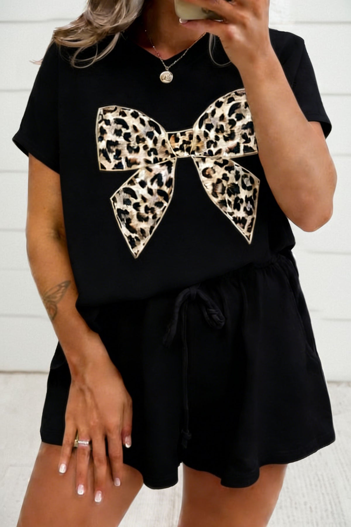 Women's Black Contrast Leopard Bow Patched V-Neck Tee Shorts Two-Piece Outfit Set