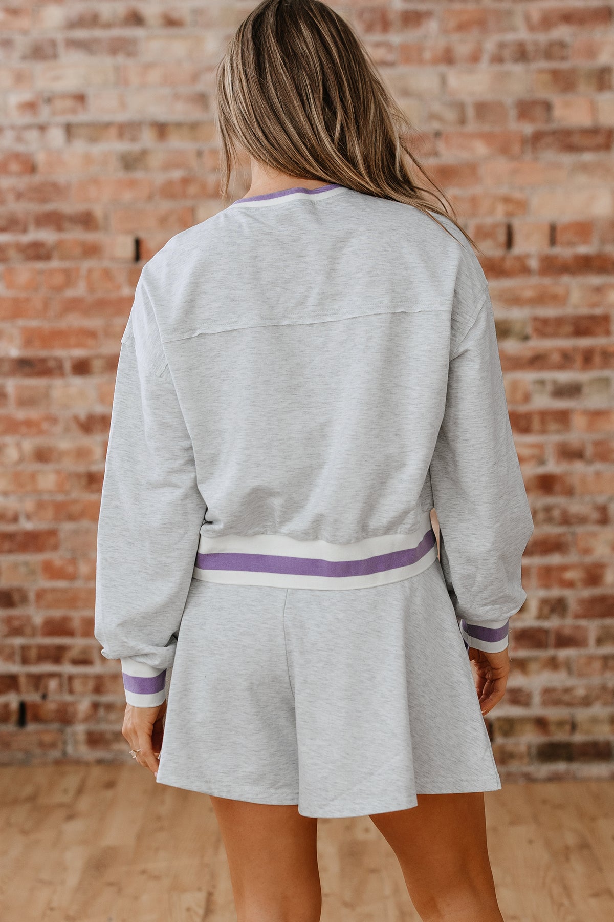 Women's Light Grey Contrast Striped Bands Cropped Pullover and Athletic Shorts Two-Piece Set