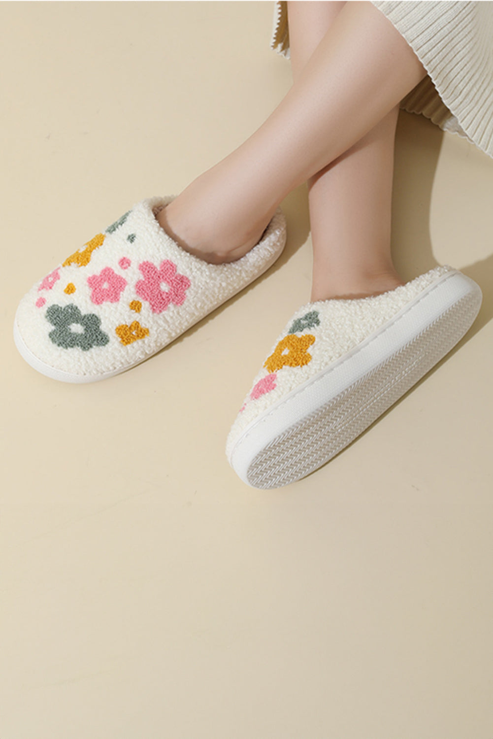 White Flower Pattern Slip-On Plush Home Slippers