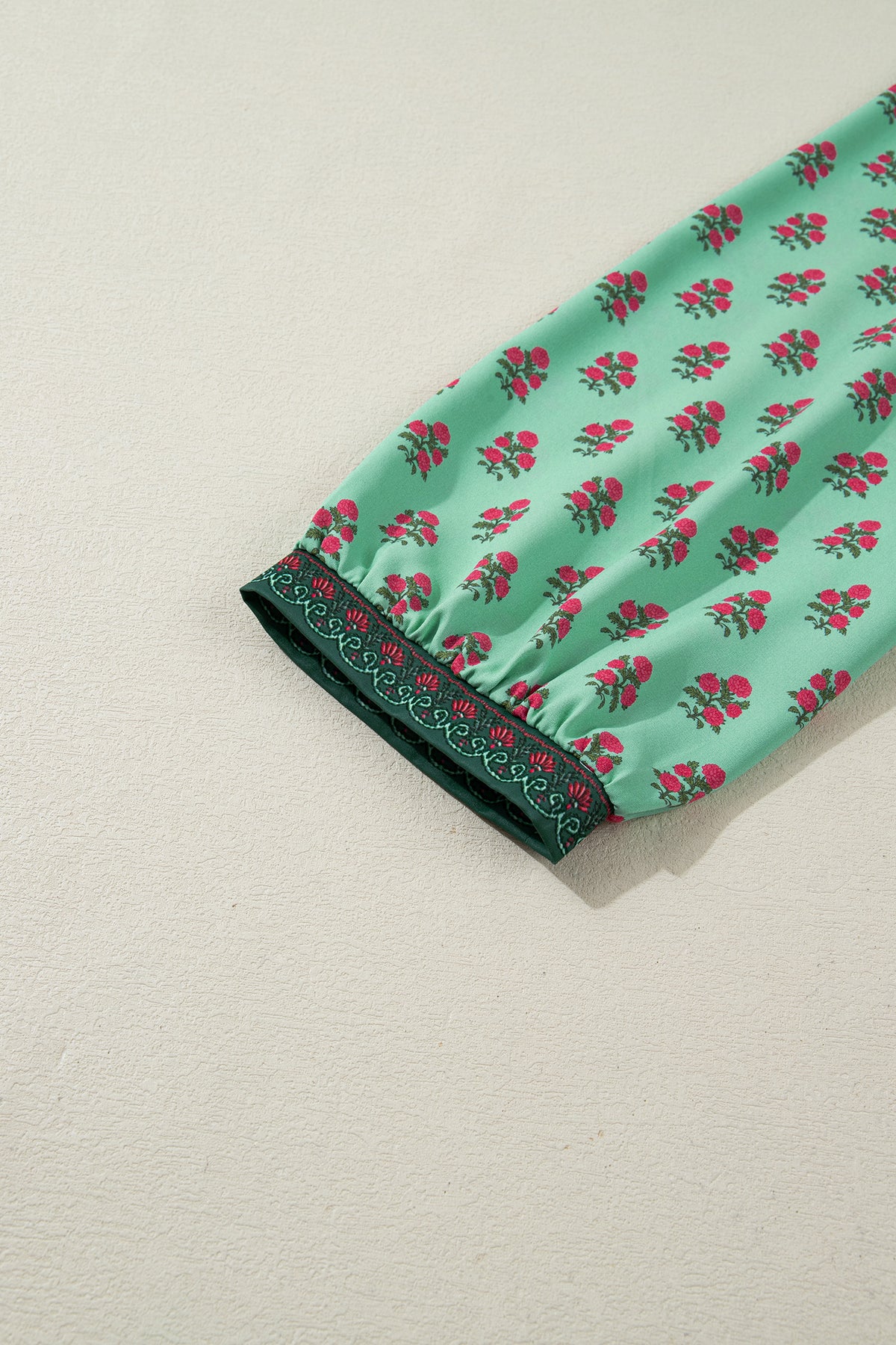 Green Plus Size Floral Print Contrast Trim V-Neck Bracelet Sleeve Blouse