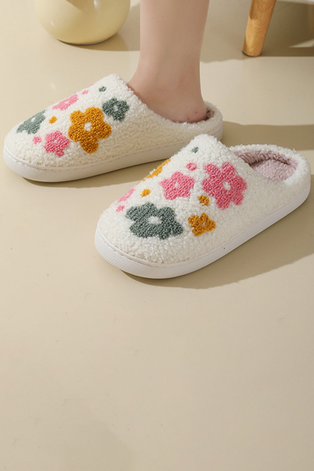 White Flower Pattern Slip-On Plush Home Slippers