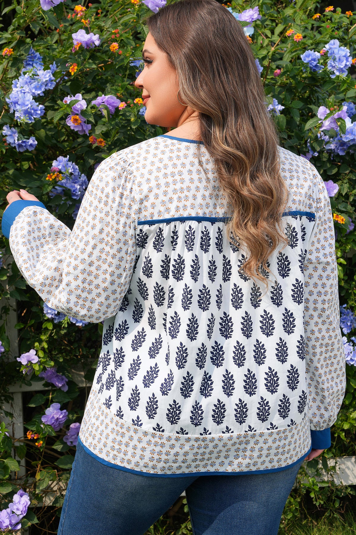 White Plus Size Boho Floral Print Contrast Trim Split-Neck Puff-Sleeve Patchwork Blouse
